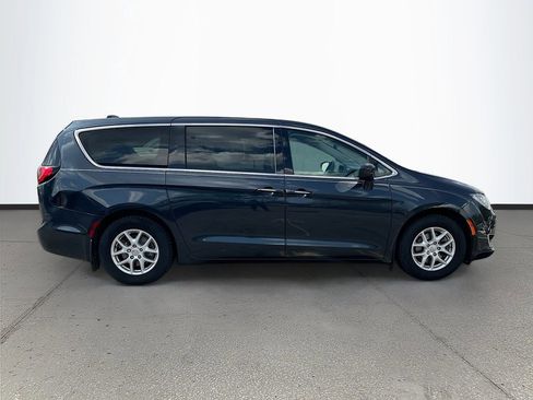 Certified 2020 Chrysler Pacifica Touring image 8