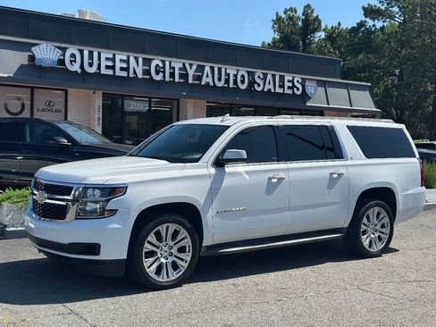 Used 2015 Chevrolet Suburban LT RWD image 3
