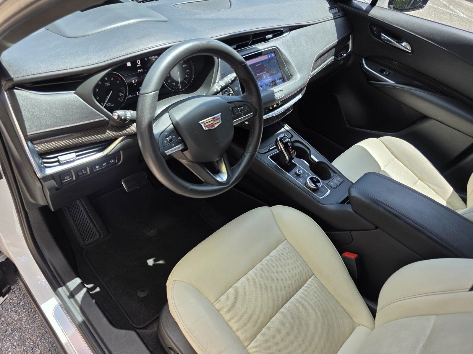 Used 2022 Cadillac XT4 Sport w/ LPO, ONYX Package FWD image 11