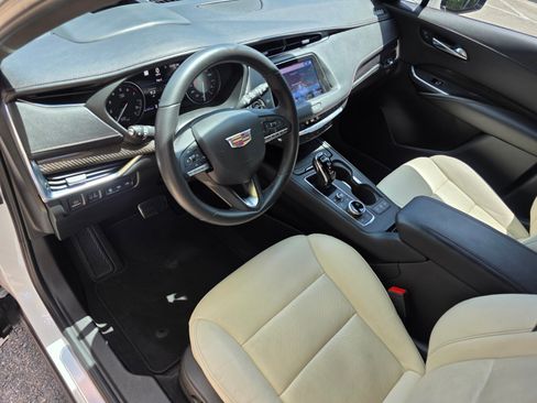 Used 2022 Cadillac XT4 Sport w/ LPO, ONYX Package FWD image 11