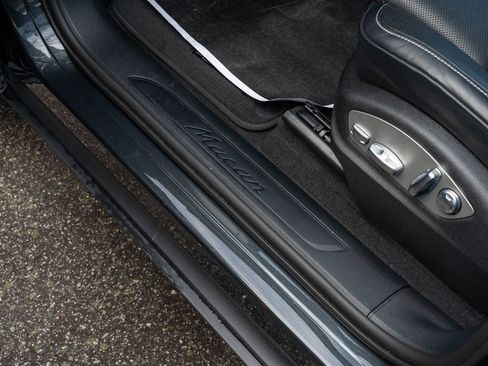 Certified 2025 Porsche Macan image 23