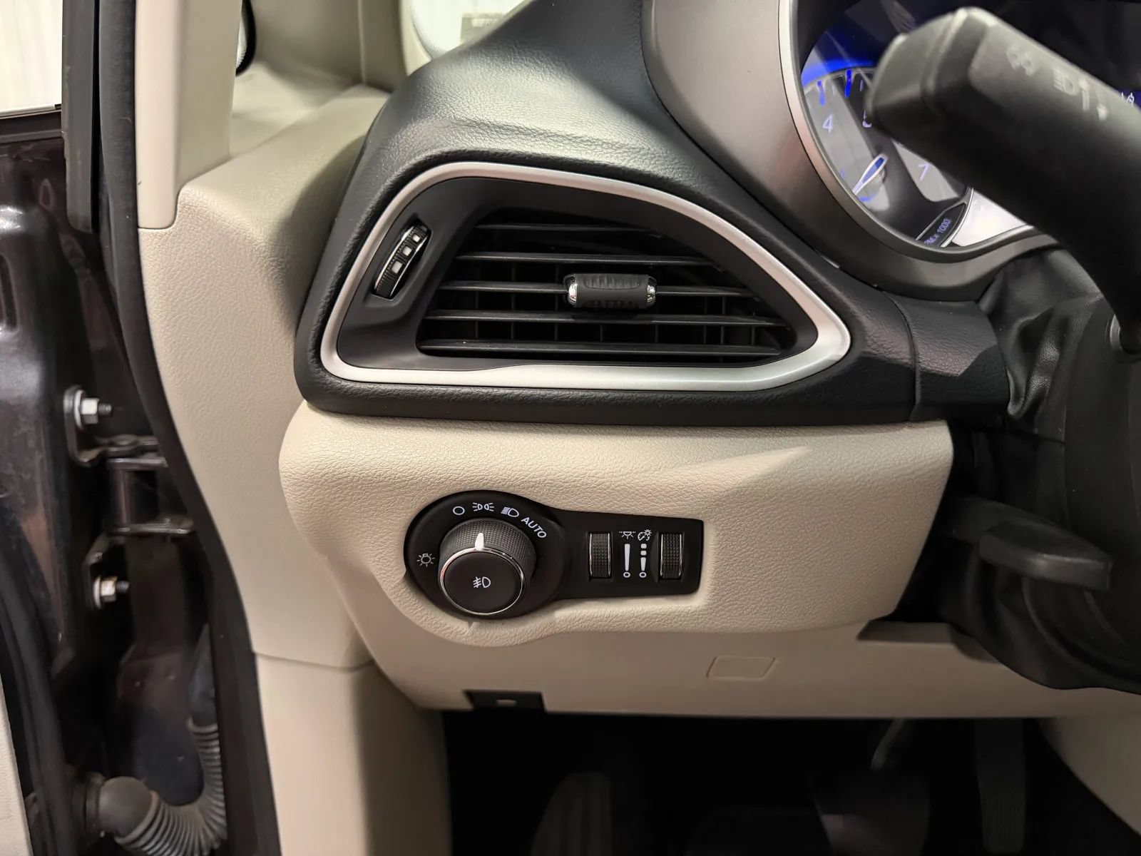 Used 2021 Chrysler Pacifica Touring-L FWD image 24