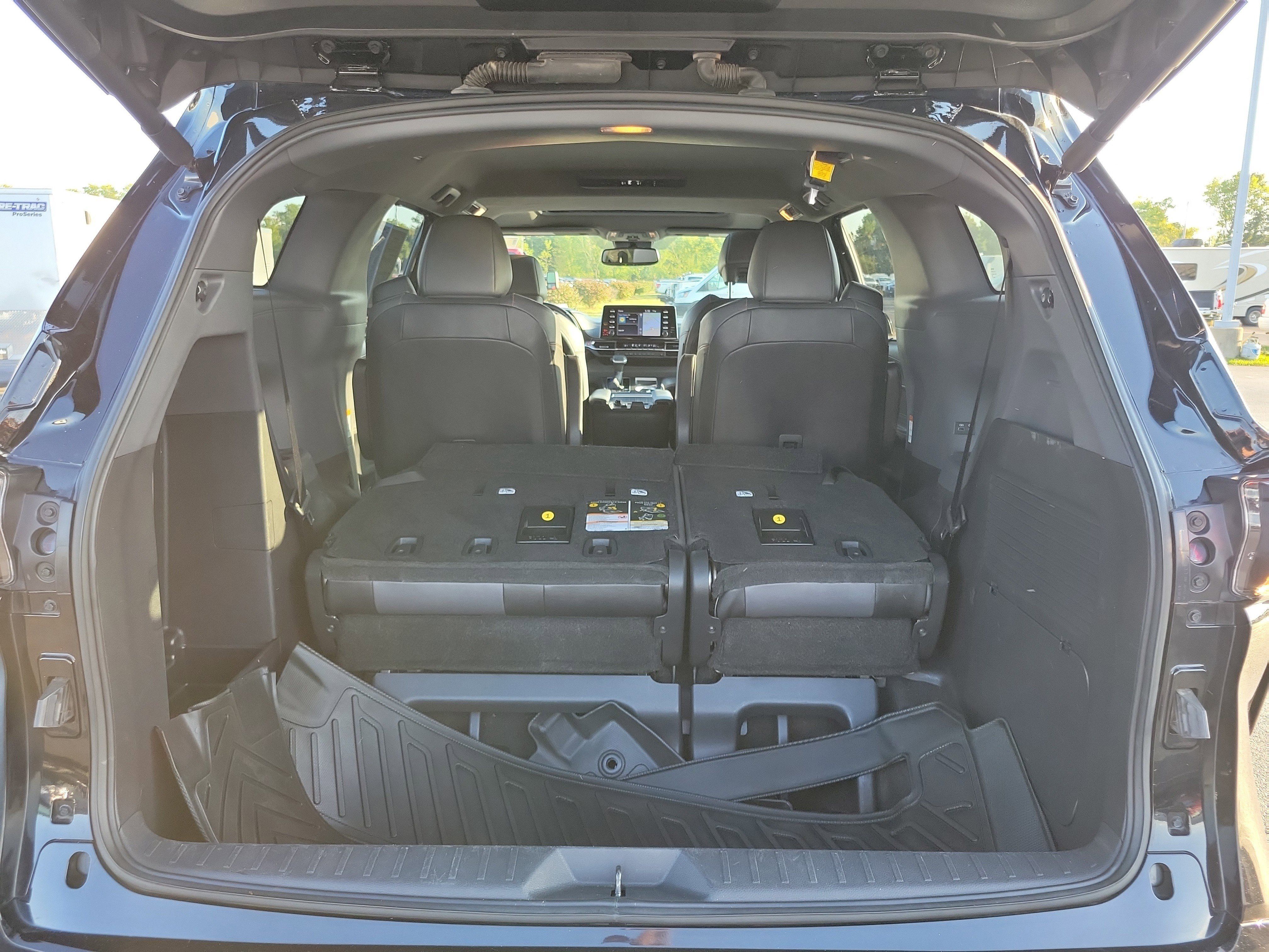 Used 2023 Toyota Sienna XSE FWD image 8