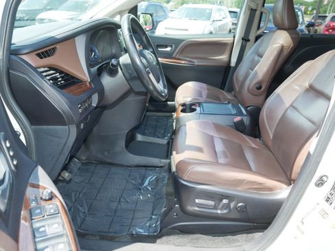 Used 2017 Toyota Sienna Limited Premium AWD/4WD image 12