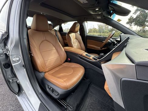 Used 2022 Toyota Avalon Limited image 29