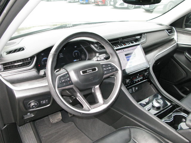 Used 2023 Jeep Grand Cherokee Limited w/ Black Appearance Package AWD/4WD image 13