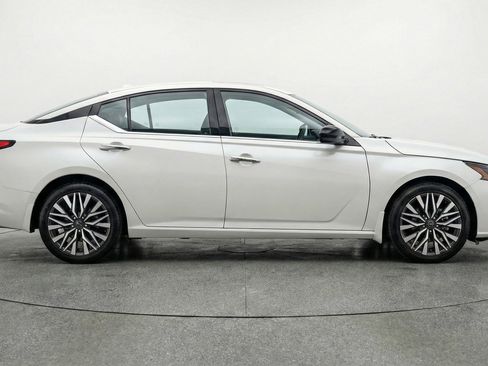 Used 2025 Nissan Altima 2.5 SV FWD image 11