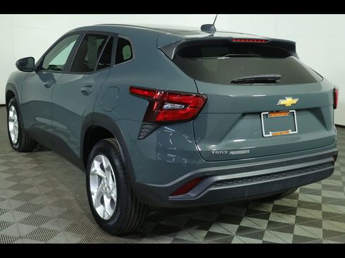 Used 2025 Chevrolet Trax LS w/ LS Convenience Package image 13