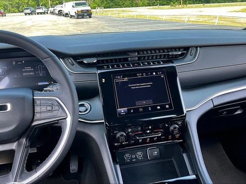 Used 2025 Jeep Grand Cherokee Altitude AWD/4WD image 9