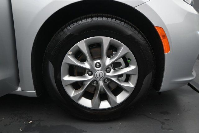 Used 2026 Chrysler Pacifica Limited FWD image 17