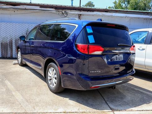 Used 2017 Chrysler Pacifica Touring-L FWD image 4