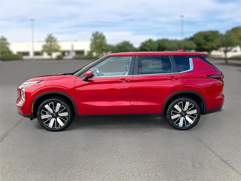 New 2025 Mitsubishi Outlander SE image 3