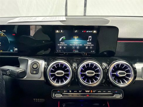 Used 2021 Mercedes-Benz GLB 250 image 31
