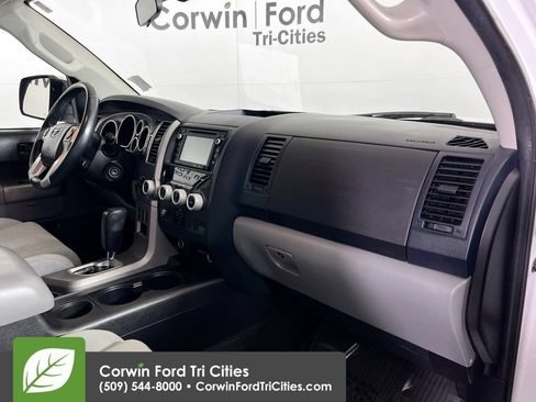 Used 2017 Toyota Sequoia SR5 AWD/4WD image 31