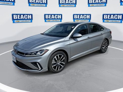 Used 2025 Volkswagen Jetta SE FWD image 1