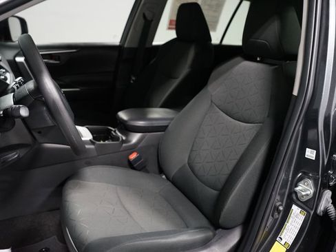 Used 2021 Toyota RAV4 XLE w/ Convenience Package image 26