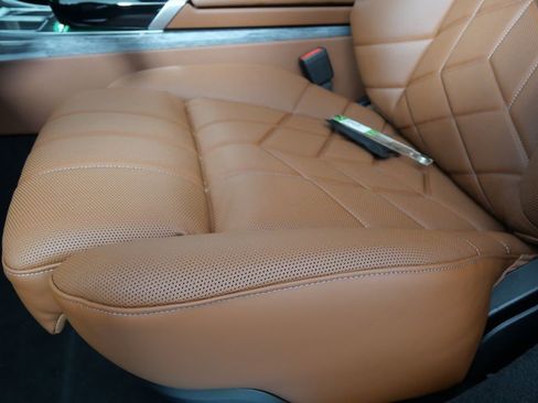 Used 2025 BMW 760i xDrive w/ Executive Package image 12