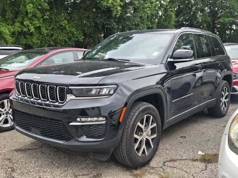 Used 2025 Jeep Grand Cherokee Limited RWD image 3