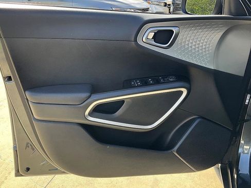 Used 2023 Kia Soul LX w/ LX Technology Package image 17