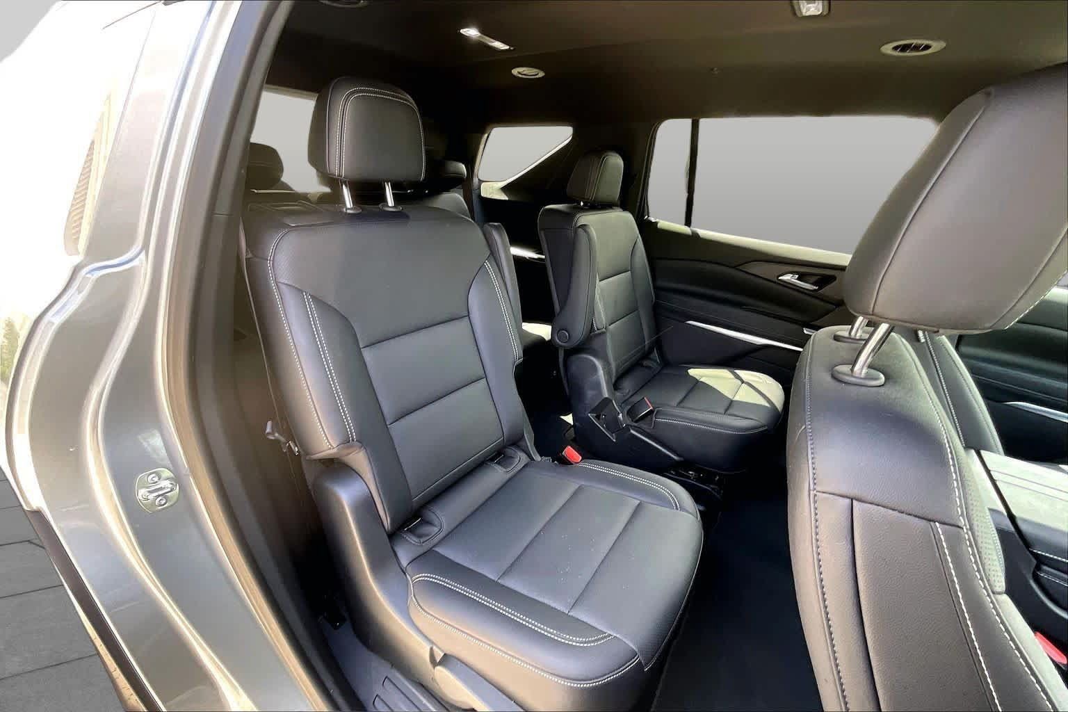 Used 2025 Chevrolet Traverse LT FWD image 26