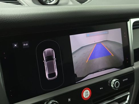 Certified 2023 Porsche Macan AWD/4WD image 18