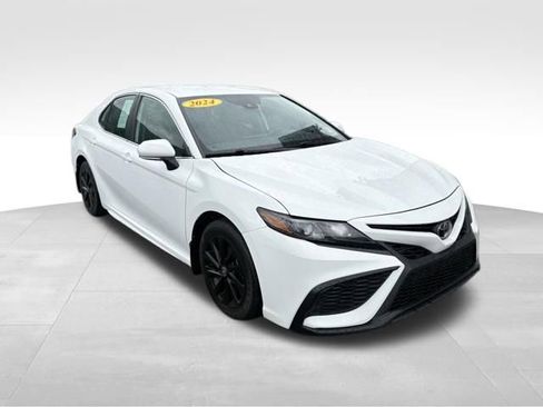 Used 2024 Toyota Camry SE FWD image 8