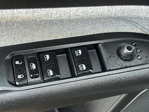 Used 2024 Jeep Compass Latitude image 11