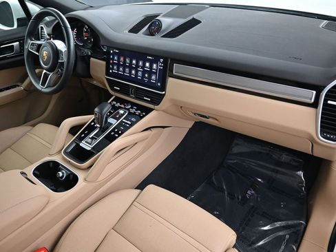 Certified 2022 Porsche Cayenne Platinum Edition image 31