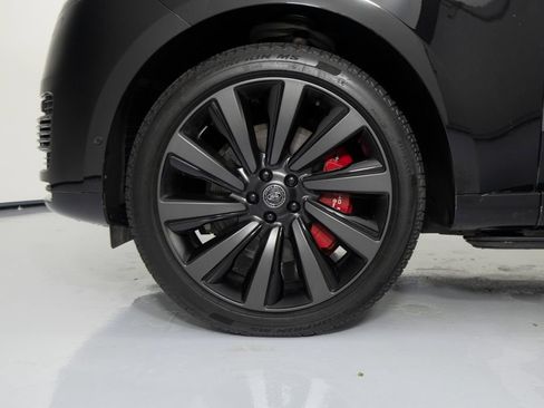 Used 2025 Land Rover Range Rover SV AWD/4WD image 9