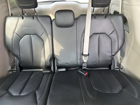 Used 2017 Chrysler Pacifica Touring-L FWD image 18
