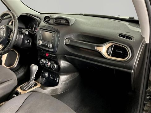 Used 2017 Jeep Renegade Latitude AWD/4WD image 24
