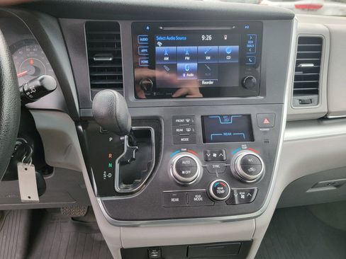 Used 2017 Toyota Sienna LE image 20