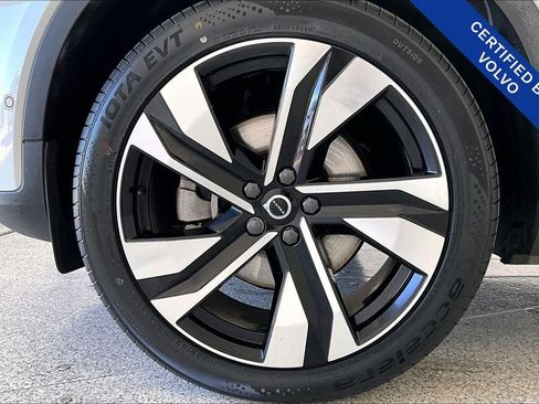 Certified 2023 Volvo XC40 B5 Ultimate w/ Protection Package Premier image 12