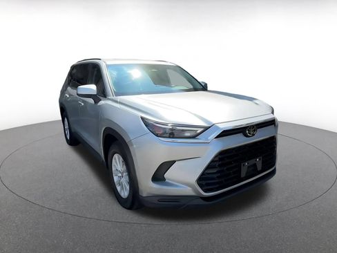 Used 2025 Toyota Grand Highlander FWD image 3