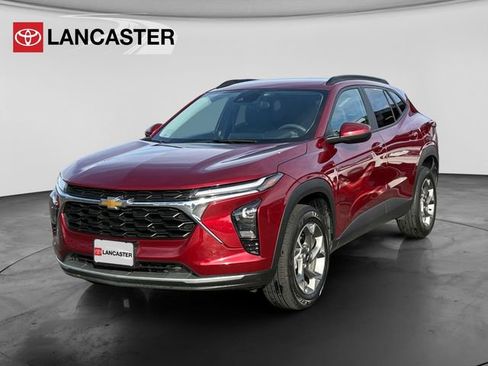 Used 2025 Chevrolet Trax LT FWD image 3