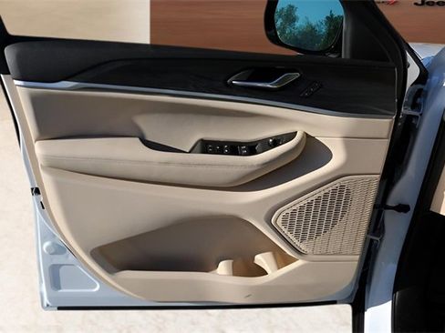 New 2025 Jeep Grand Cherokee Limited image 10