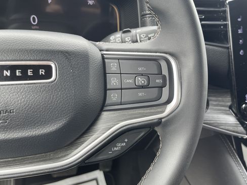 Used 2024 Jeep Wagoneer L Series II RWD image 19