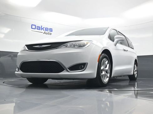 Used 2018 Chrysler Pacifica Touring Plus w/ Tire & Wheel Group image 40