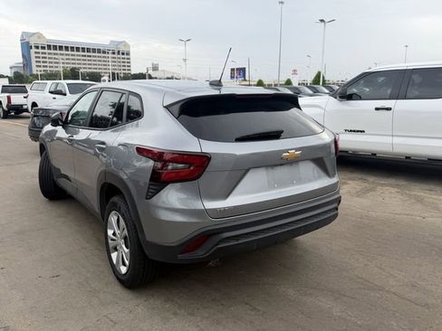 Used 2025 Chevrolet Trax LS FWD image 7