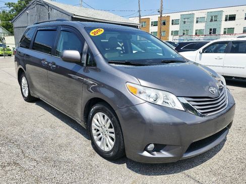 Used 2015 Toyota Sienna XLE FWD image 3