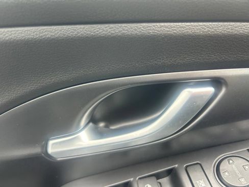 Used 2018 Hyundai Elantra GT FWD image 11