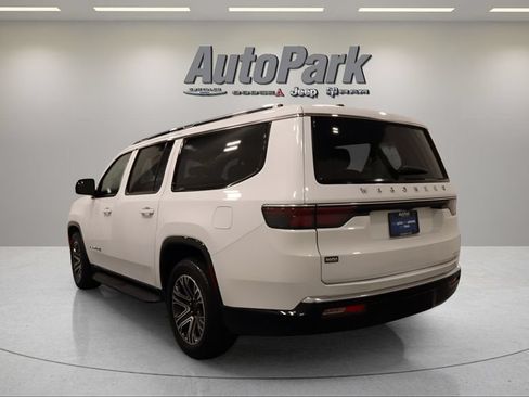 Used 2024 Jeep Wagoneer L Series II w/ Flexible Seating Group AWD/4WD image 4