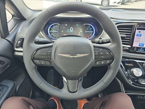 Used 2024 Chrysler Pacifica Premium FWD image 13