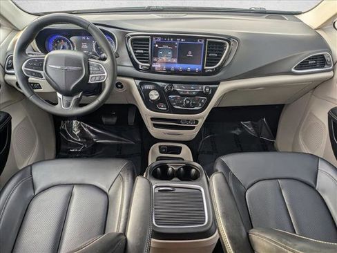 Used 2023 Chrysler Pacifica Touring-L image 17