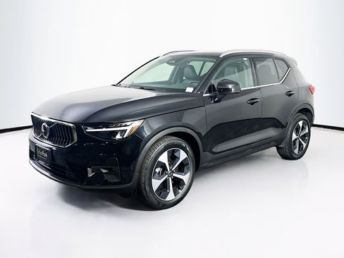 Used 2025 Volvo XC40 B5 Plus image 3