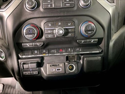 Used 2022 Chevrolet Silverado 1500 LT AWD/4WD image 31