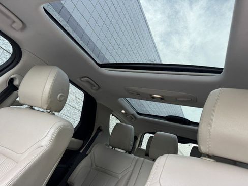 Used 2019 Land Rover Discovery HSE image 30