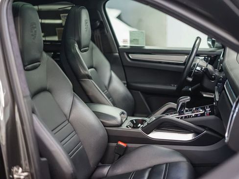 Used 2022 Porsche Cayenne Turbo image 18
