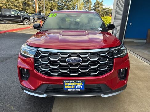 Used 2025 Ford Explorer Platinum AWD/4WD image 2