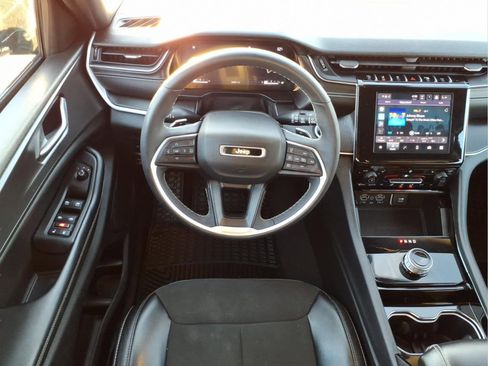 Used 2023 Jeep Grand Cherokee Altitude image 12